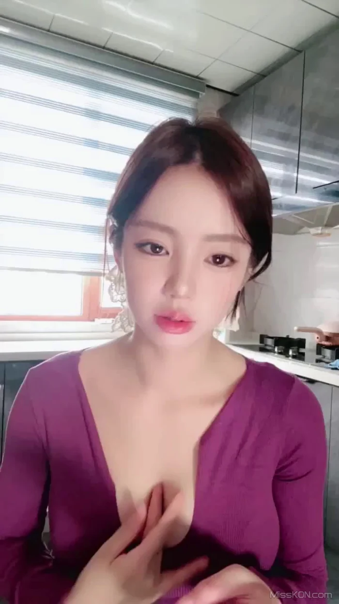 美美子Ya: 多彩随缘播外围 上下真空诱惑 道具喷水秀 #02 (42 photos + 8 videos)