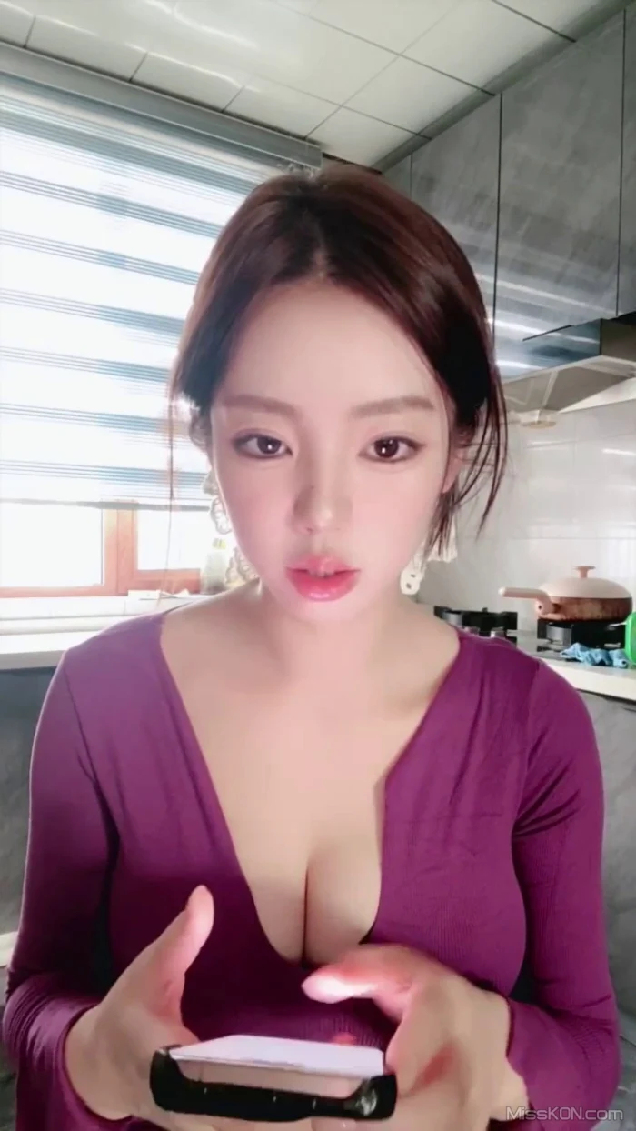 美美子Ya: 多彩随缘播外围 上下真空诱惑 道具喷水秀 #02 (42 photos + 8 videos)
