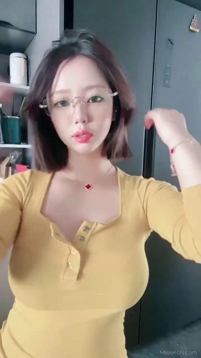 美美子Ya: 多彩随缘播外围 上下真空诱惑 道具喷水秀 #02 (42 photos + 8 videos)