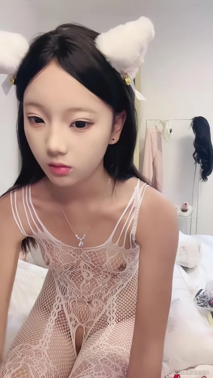 06极品姐妹: 校花下海 粉嫩玉体 全尺度私拍 (28 photos + 1 video)
