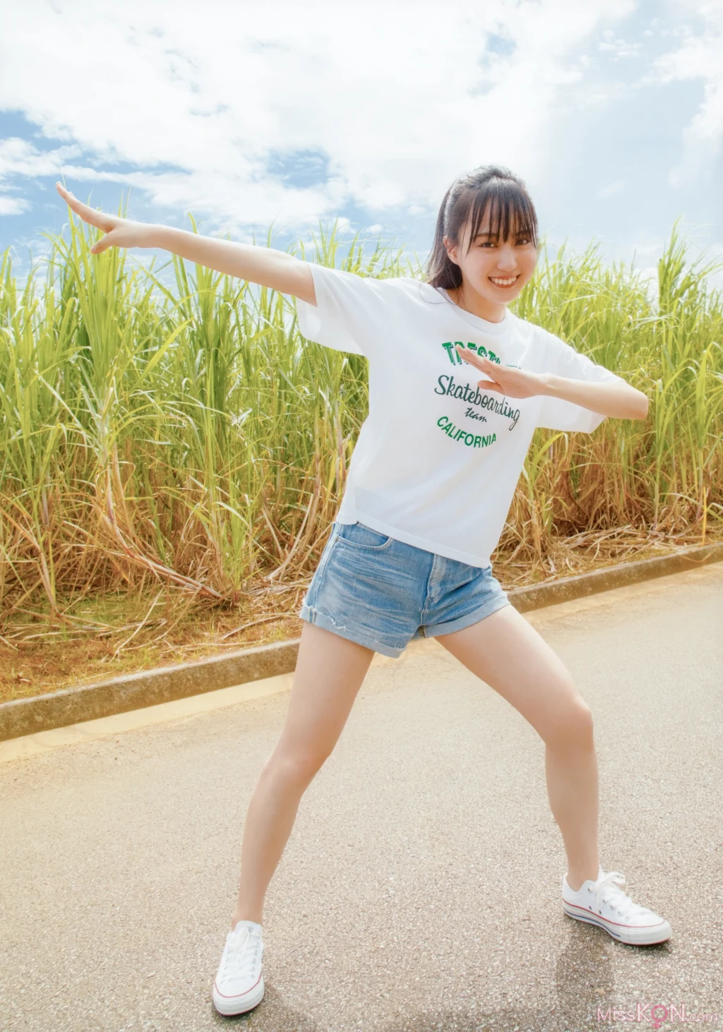 [JP] Haruka Kaki (賀喜遥香): 乃木坂46賀喜遥香 1st写真集 まっさら v4 (134 photos)