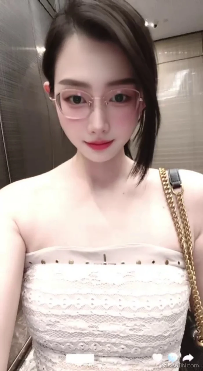 李安菲: 顶级泄密 2026.01.29 轻松拿下拜金小姐姐 (34 photos + 8 videos)