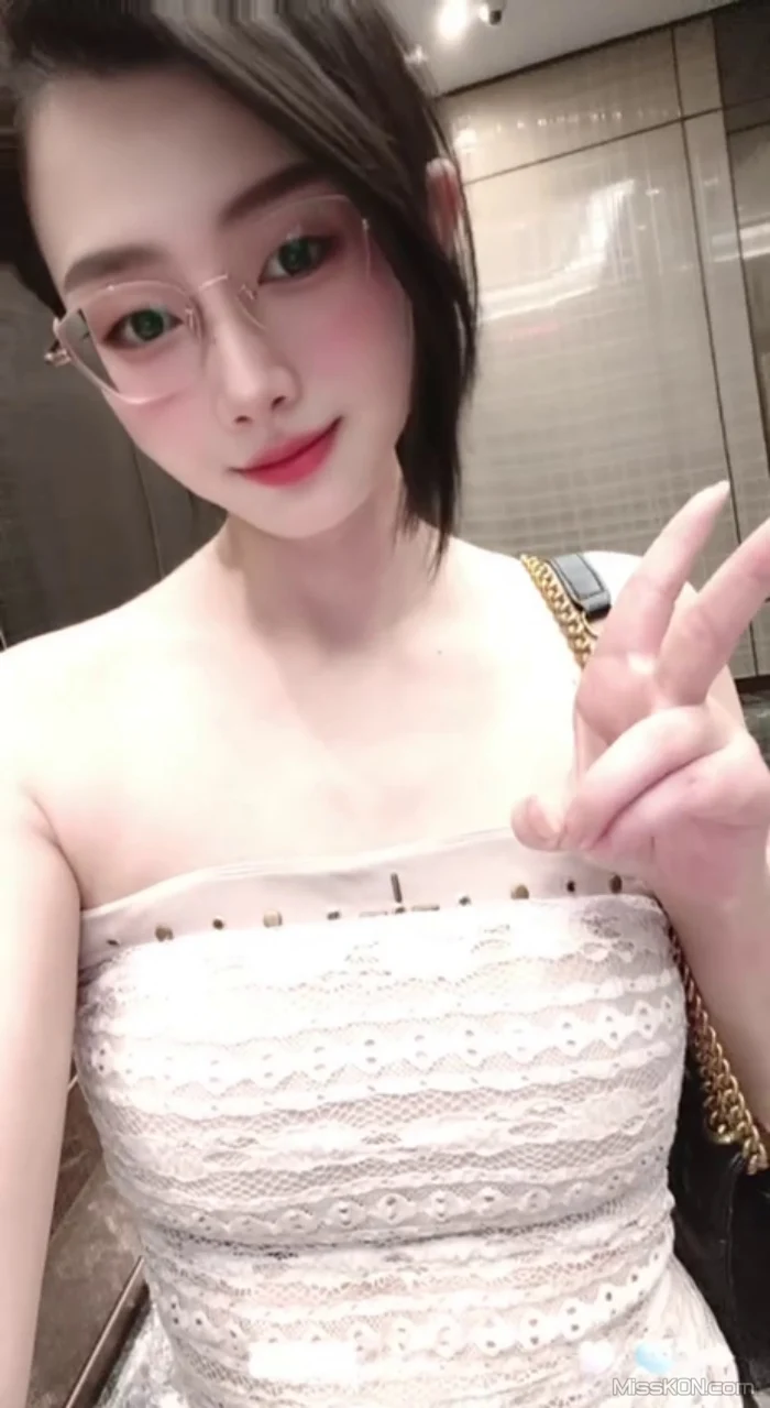 李安菲: 顶级泄密 2026.01.29 轻松拿下拜金小姐姐 (34 photos + 8 videos)
