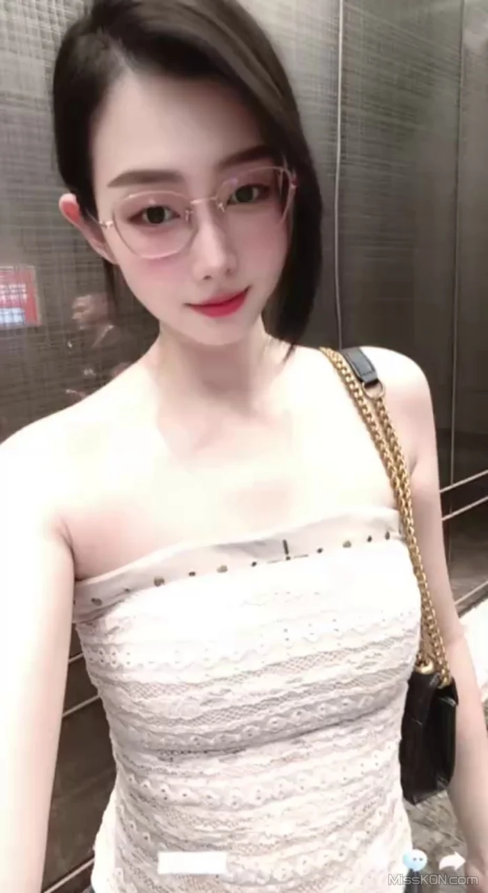 李安菲: 顶级泄密 2026.01.29 轻松拿下拜金小姐姐 (34 photos + 8 videos) – Page 2