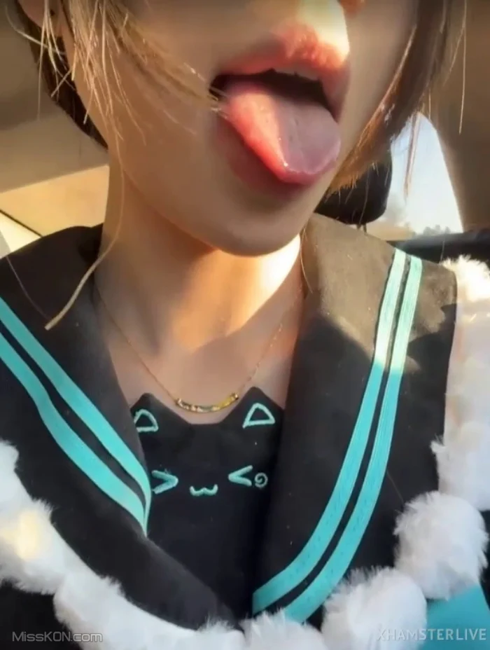 yiyi: 清纯美少女户外裸露 (61 photos + 4 videos)