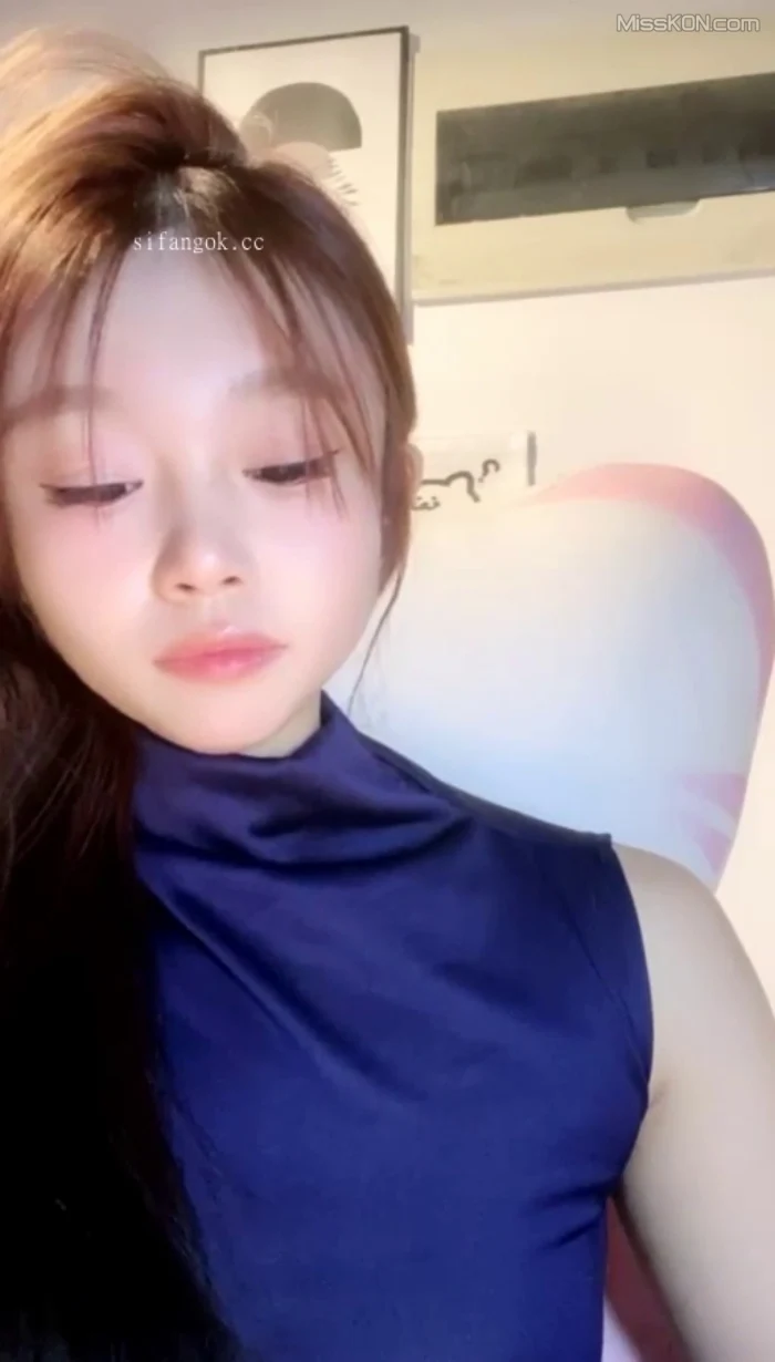 宝宝: 翘臀妹骚舞顶胯诱惑 (32 photos + 5 videos)