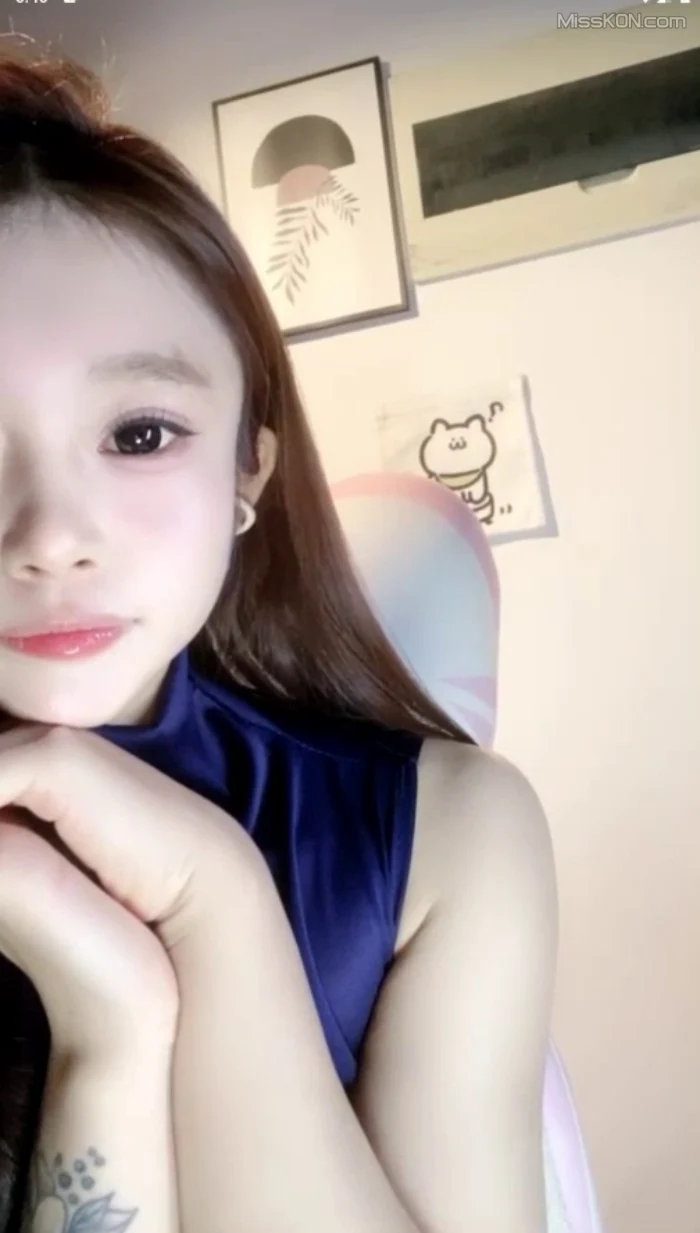 宝宝: 翘臀妹骚舞顶胯诱惑 (32 photos + 5 videos)