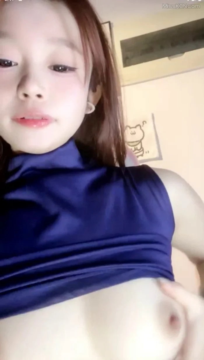 宝宝: 翘臀妹骚舞顶胯诱惑 (32 photos + 5 videos)