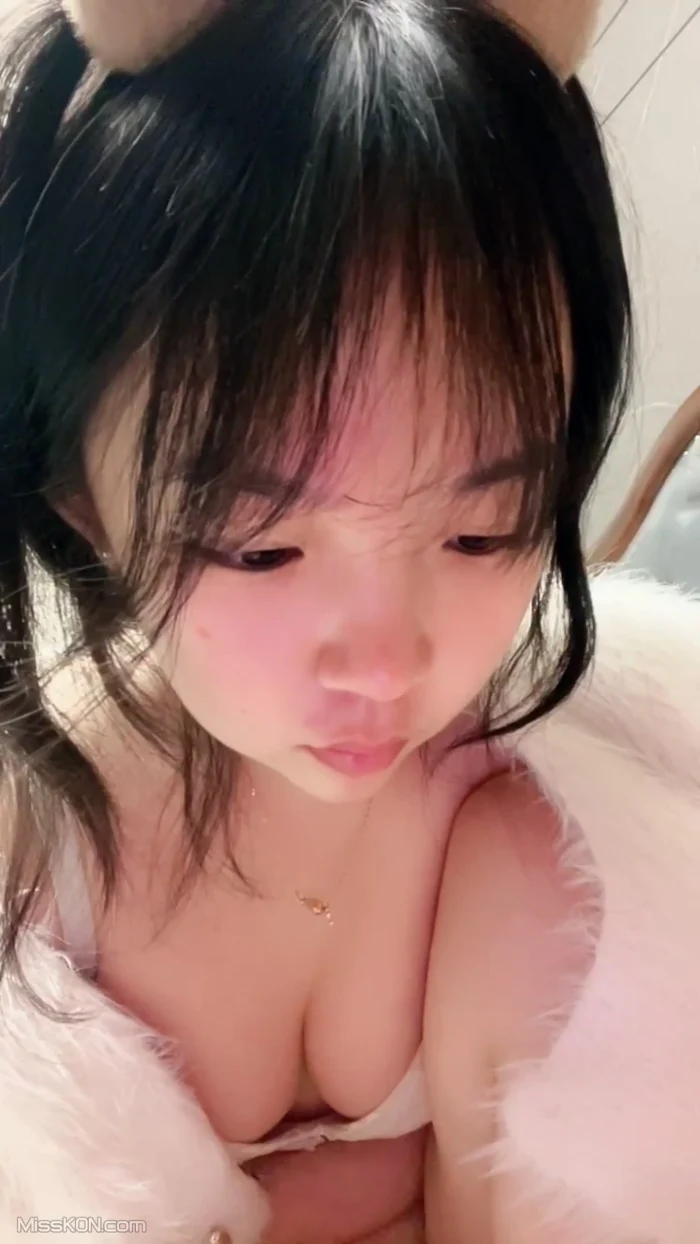 大屁股冉冉: 纯欲眼镜学妹 为情所困下海黄播 (64 photos + 7 videos)