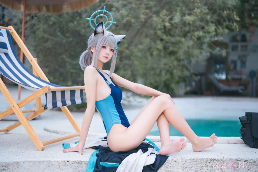 Coser@九柒喵: 蔚蓝档案 砂狼白子泳装 (34 photos)