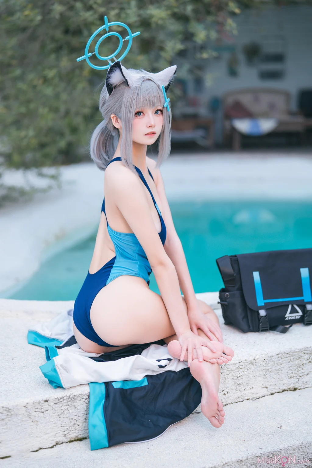 Coser@九柒喵: 蔚蓝档案 砂狼白子泳装 (34 photos)