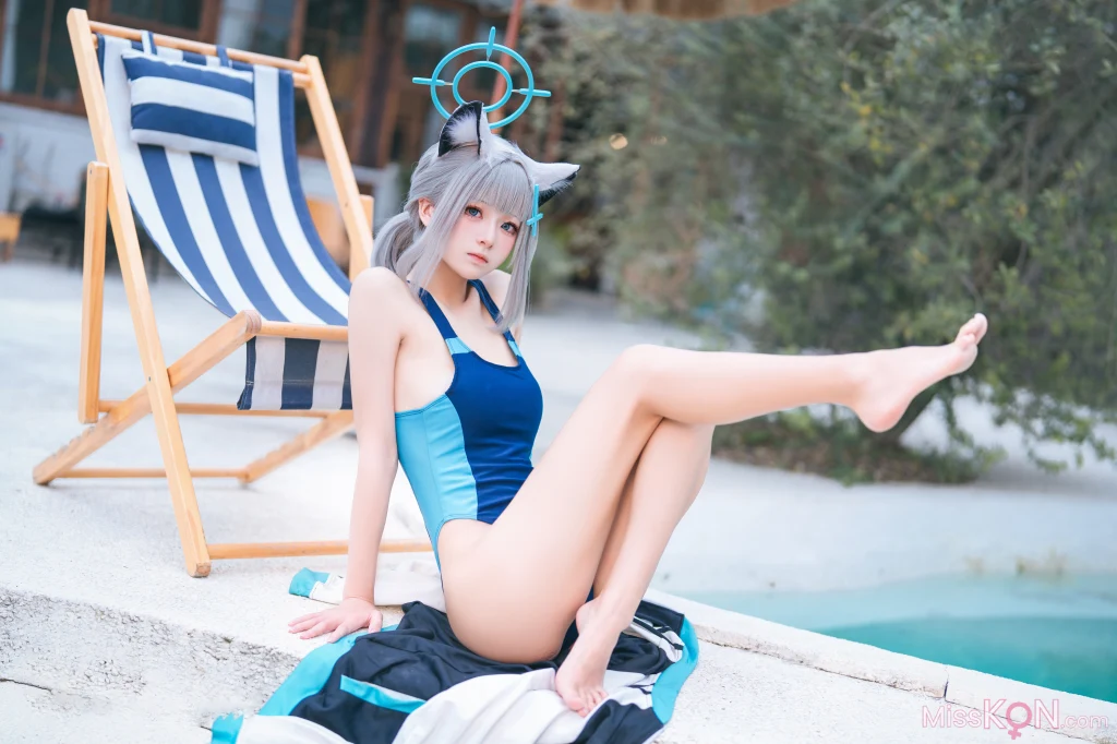 Coser@九柒喵: 蔚蓝档案 砂狼白子泳装 (34 photos)