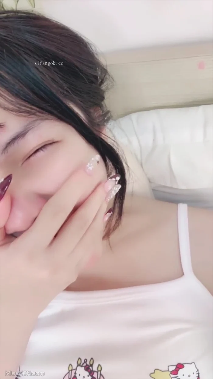 呆呆小乖: 新人尤物校花下海 健身瑜伽 脱光特写 (46 photos + 8 videos)