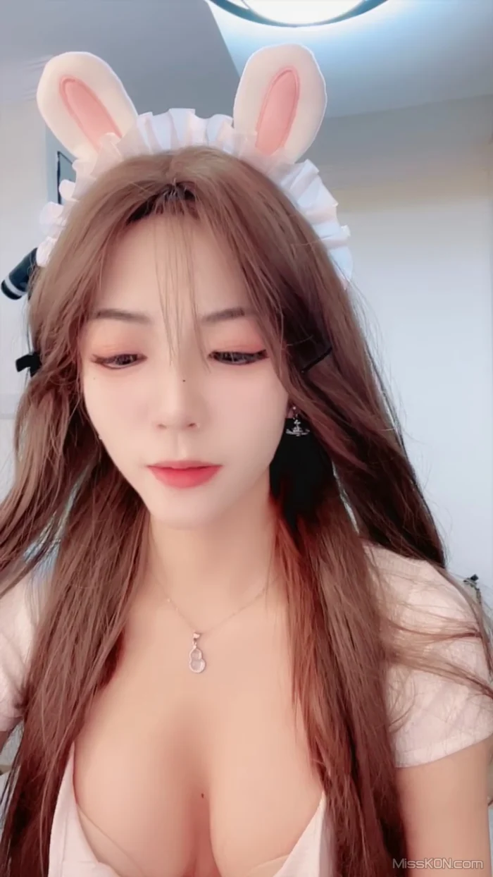 顾只只(苏晴): 甜御完美结合的喷水姬女神视频合集 #09 (28 photos + 3 videos)