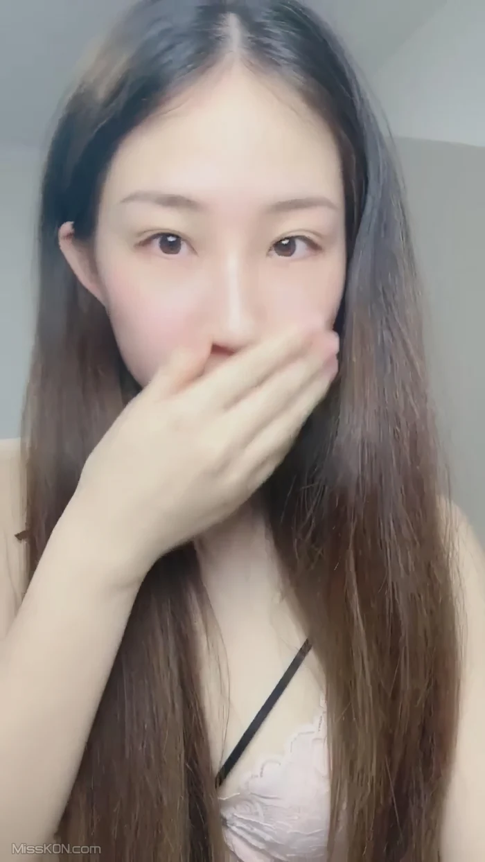 小灰灰呐: 素颜女神在校大学生 雪白玉体 (31 photos + 4 videos)