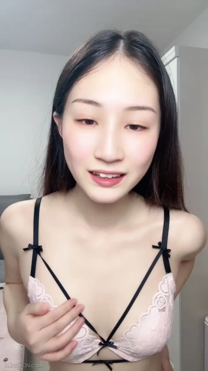 小灰灰呐: 素颜女神在校大学生 雪白玉体 (31 photos + 4 videos)