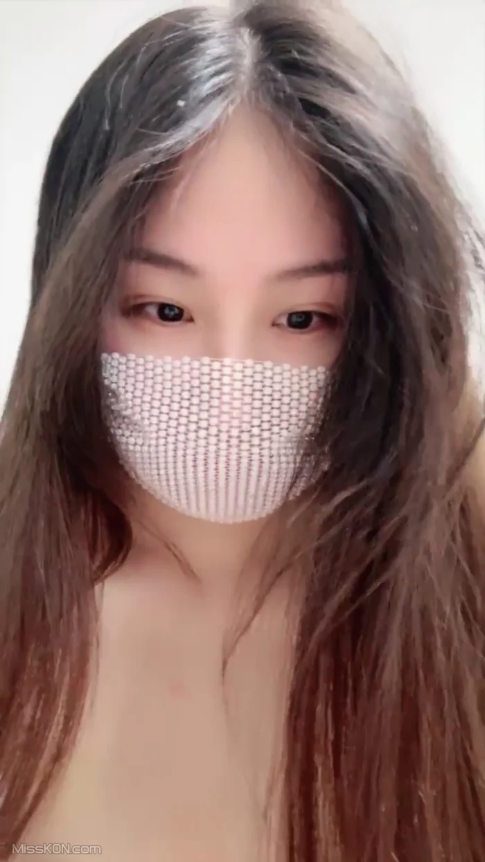小灰灰呐: 素颜女神在校大学生 雪白玉体 (31 photos + 4 videos)