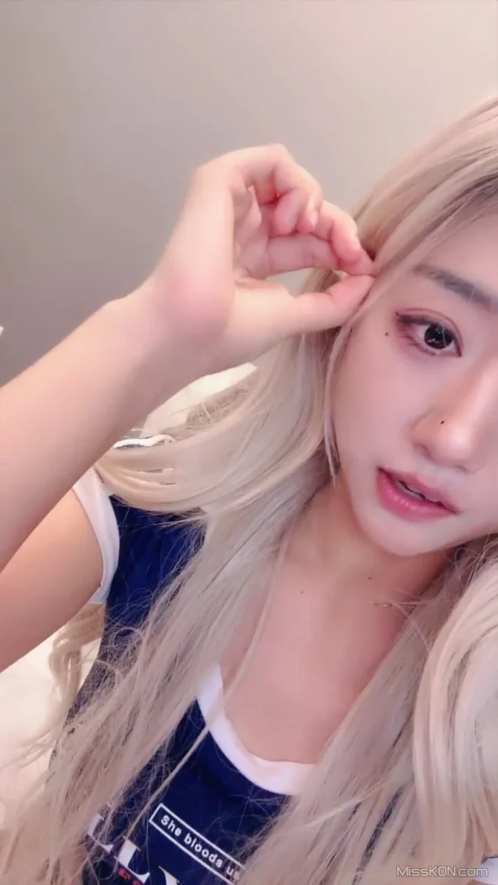 沈书瑶: 超级美人下海 新人道具首秀 狂喷水 (44 photos + 5 videos)
