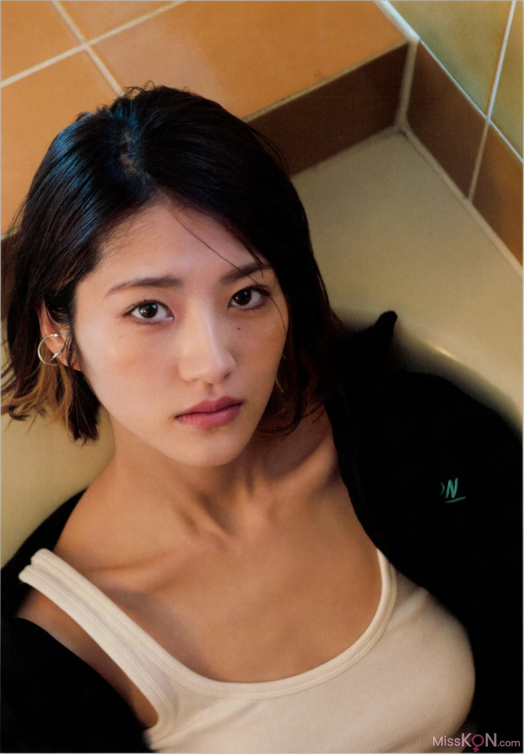 [JP] Yumi Wakatsuki (若月佑美): 1stフォトエッセイ『履きなれない靴を履き潰すまで』 (132 photos) – Page 2