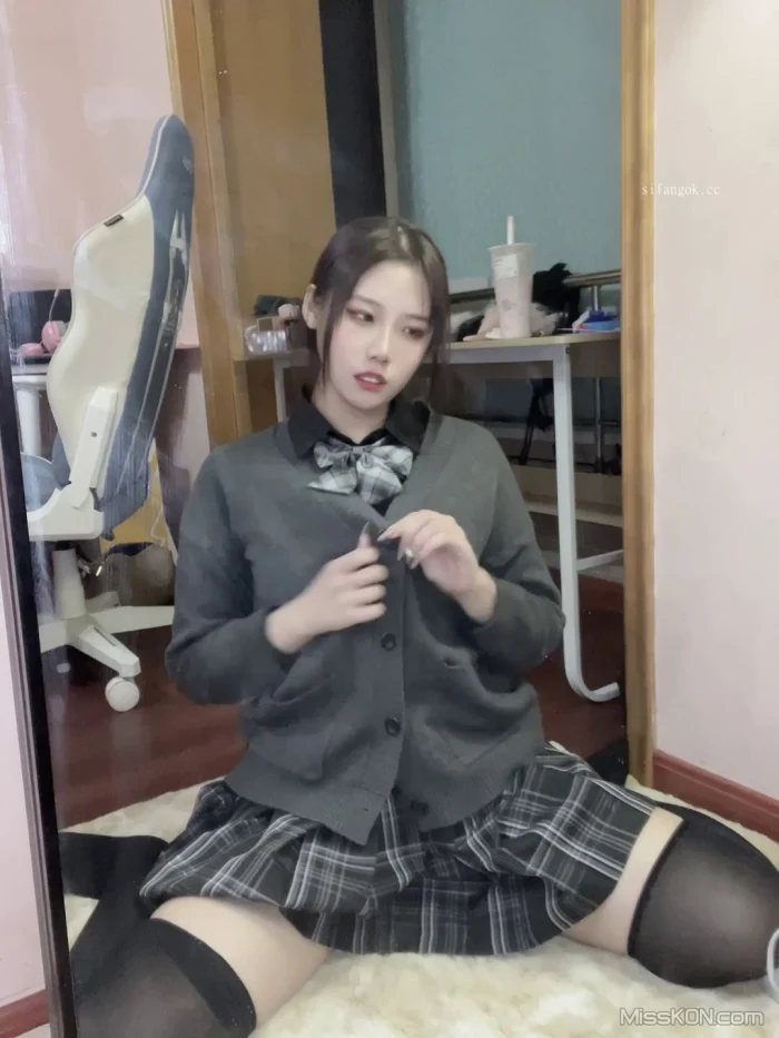 Coser@以理服人藜藜子: 退圈COSER 以理服人藜藜子 高价露脸道具自慰定制JK女仆 (49 photos + 5 videos)