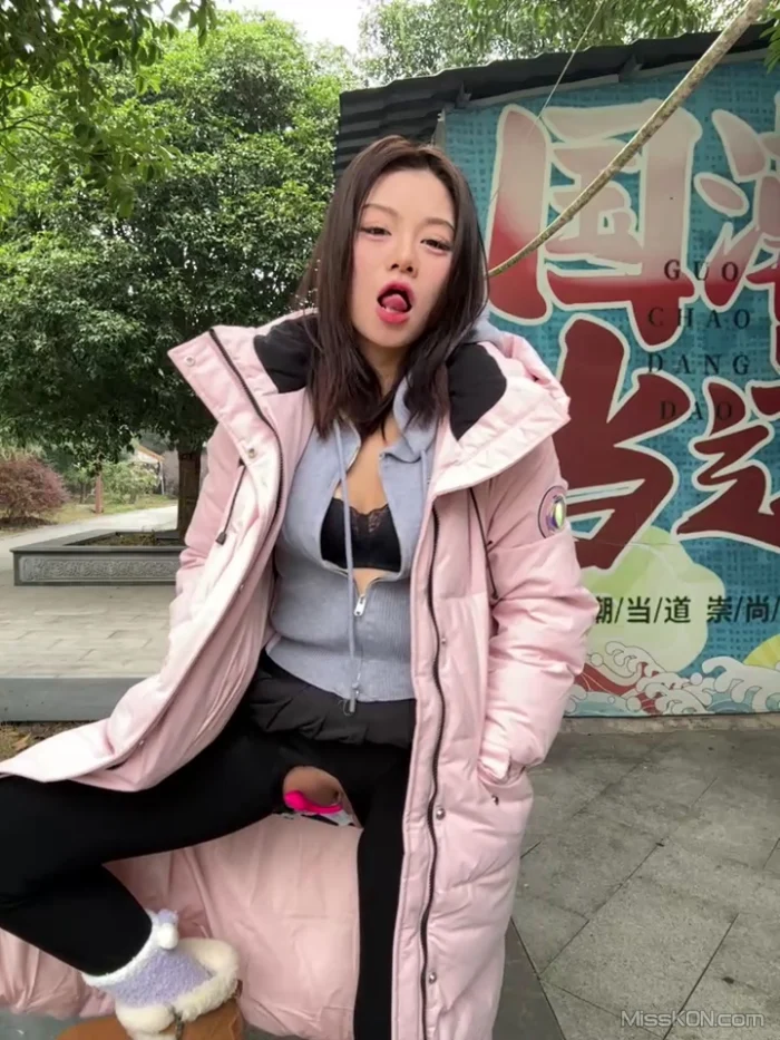 AsiaGoodLuck: 户外达人丝袜 公园 室内公共场所露出 长裙下塞跳蛋 #01 (61 photos + 10 videos)