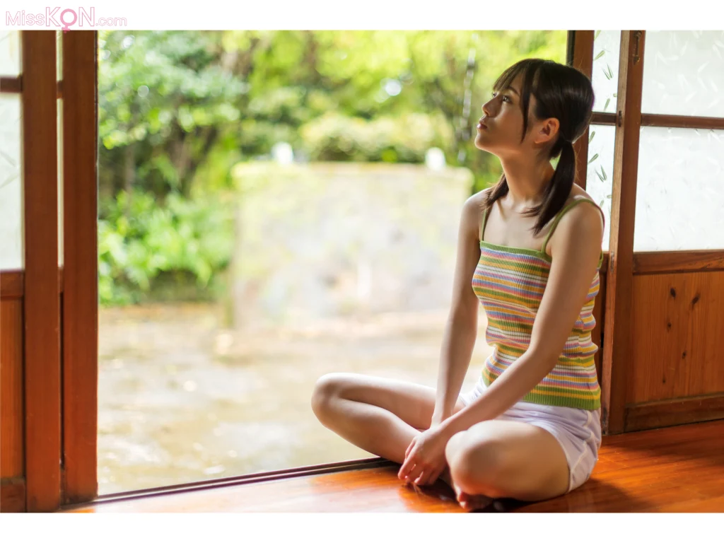 [JP] Suzumori Remu (涼森れむ): グラビア写真集 re 透き通る世界の中で (33 photos)