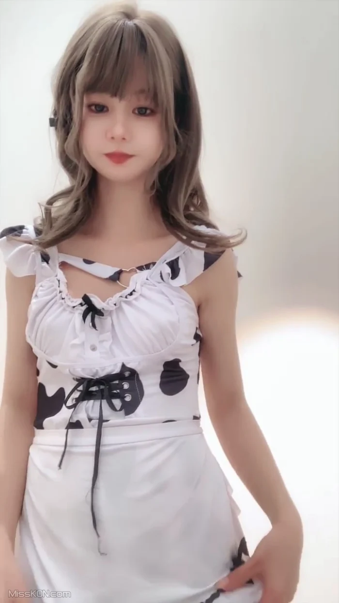 立定猫咪: 新晋女神裸舞 颜值一流 收费房道具秀 (49 photos + 2 videos)