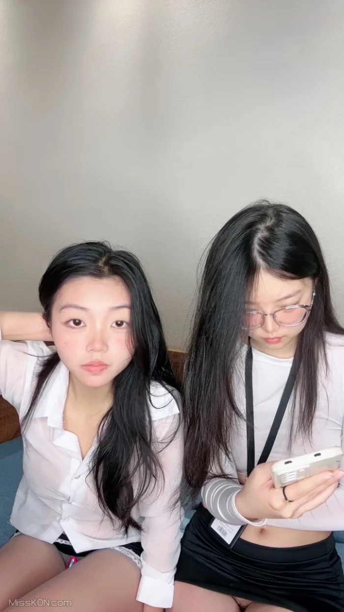 雯雯茜茜: 欲女双学妹 剧情演绎 勾引技师 外卖小哥 #02 (53 photos + 5 videos)