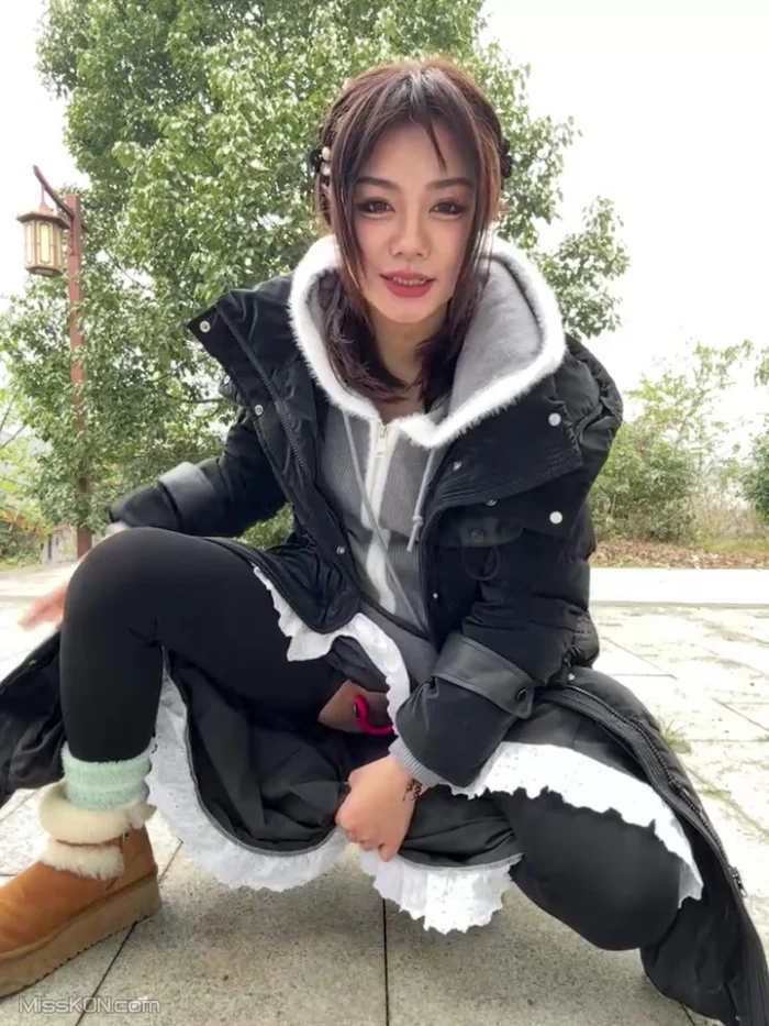 AsiaGoodLuck: 户外达人丝袜 公园 室内公共场所露出 长裙下塞跳蛋 #02 (38 photos + 7 videos)