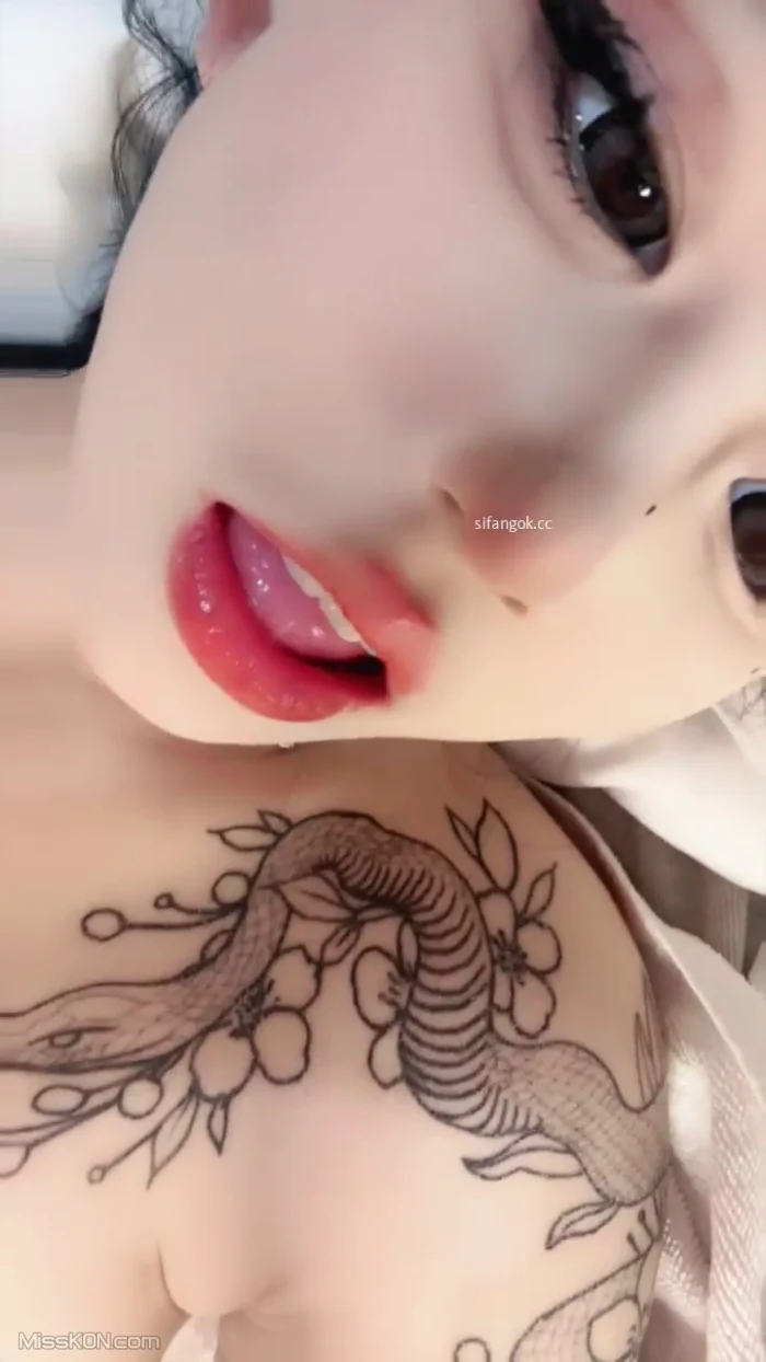 小祺饿了: 清纯白嫩学妹裸舞 美乳一线天粉鮑 (54 photos + 7 videos)