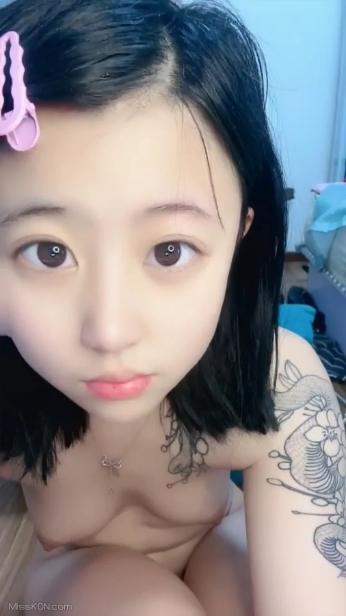 小祺饿了: 清纯白嫩学妹裸舞 美乳一线天粉鮑 (54 photos + 7 videos)