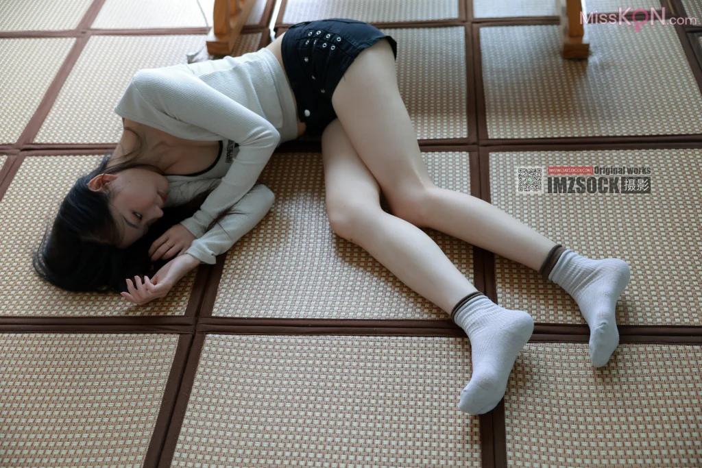 [MZSOCK爱美足] No.357: 妍希 (111 photos + 1 video)