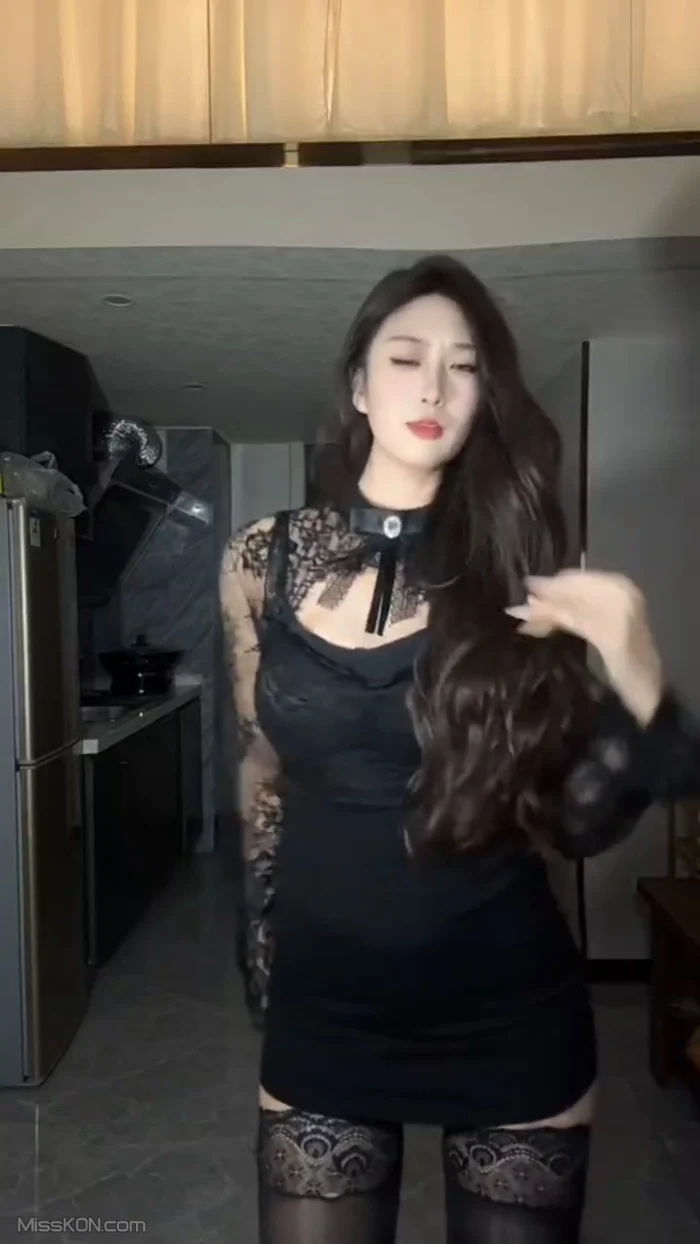 乖米: 极品身材好颜值御姐 付费定制 门槛福利诱惑私拍 (35 photos + 8 videos)