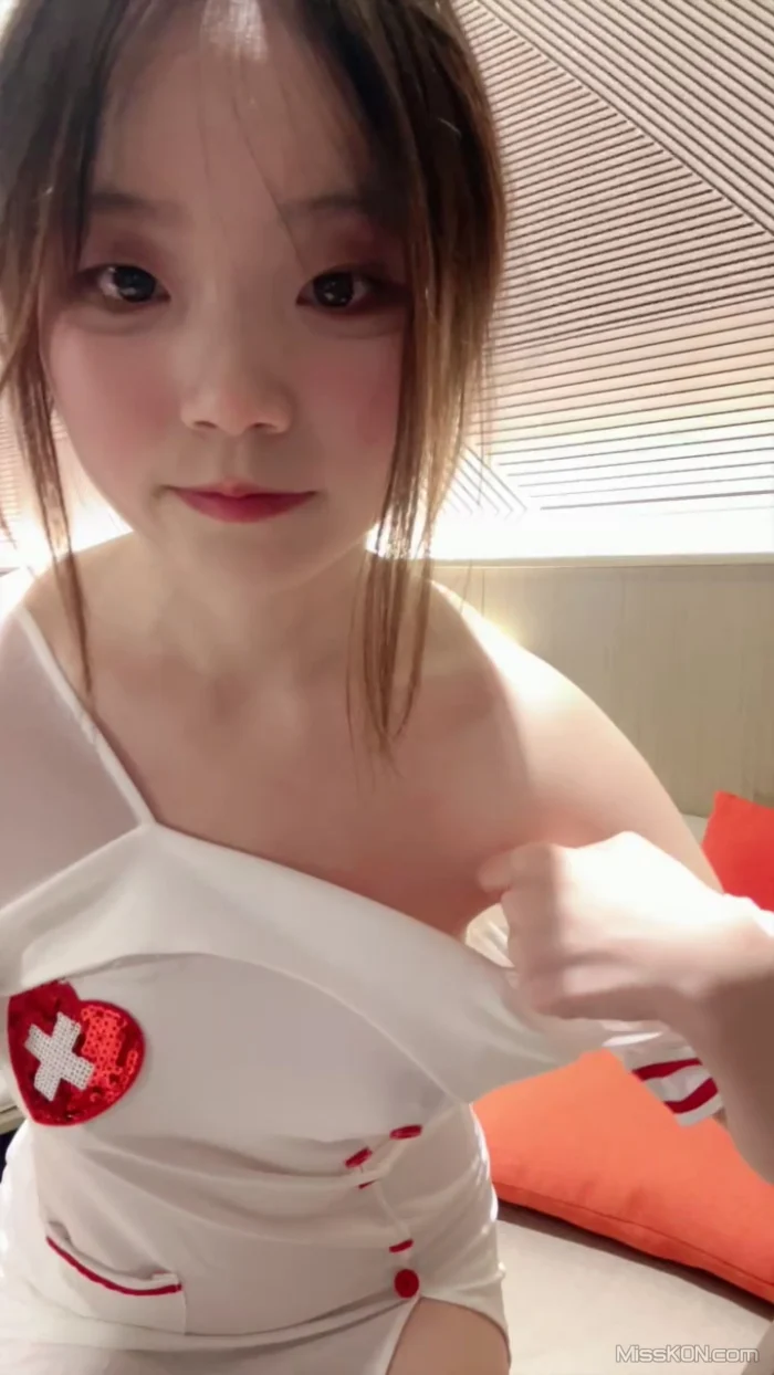 邻家清纯嫩妹: 白嫩女主播美乳粉穴情趣黑丝 #01 (40 photos + 4 videos)