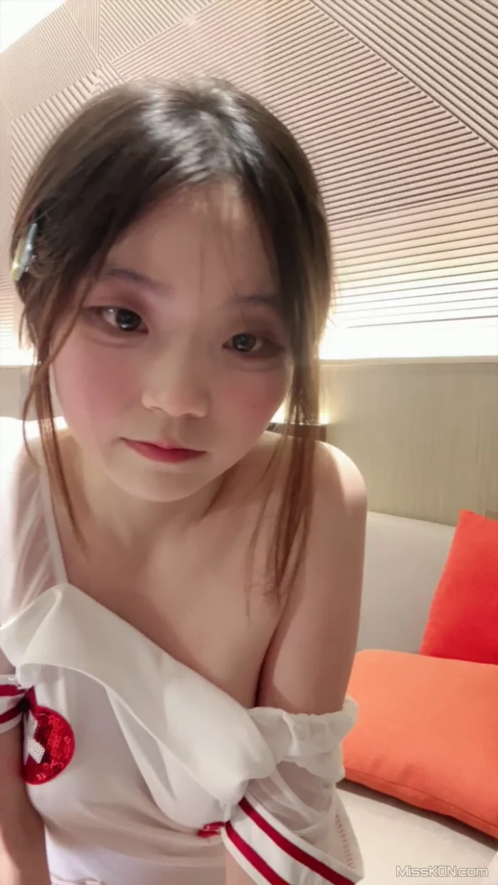 邻家清纯嫩妹: 白嫩女主播美乳粉穴情趣黑丝 #01 (40 photos + 4 videos)