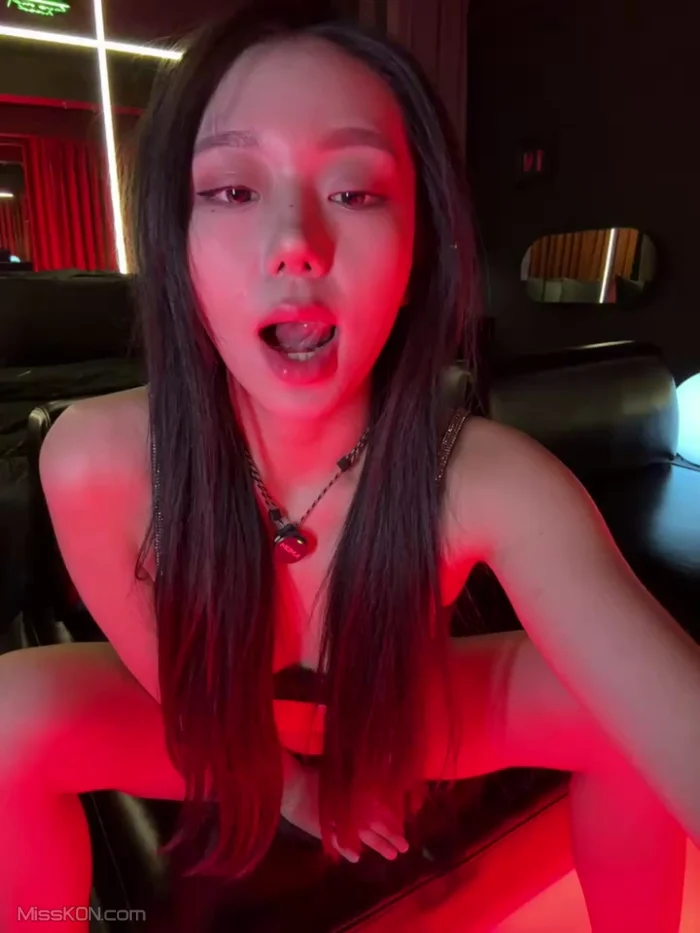 jiajia_L: 健身房内的秘密 #02 (80 photos + 21 videos)