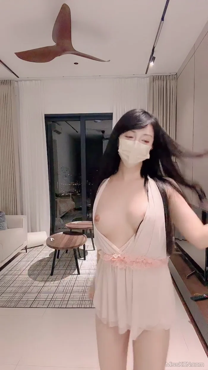 鹅美美: 绿播下海了 超级大美乳 性感热舞 (61 photos + 12 videos)