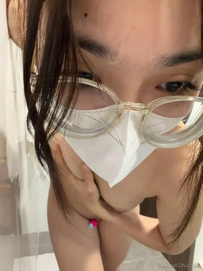 咪咪馋: 眼镜大学生下海 极品翘臀 (79 photos + 13 videos)