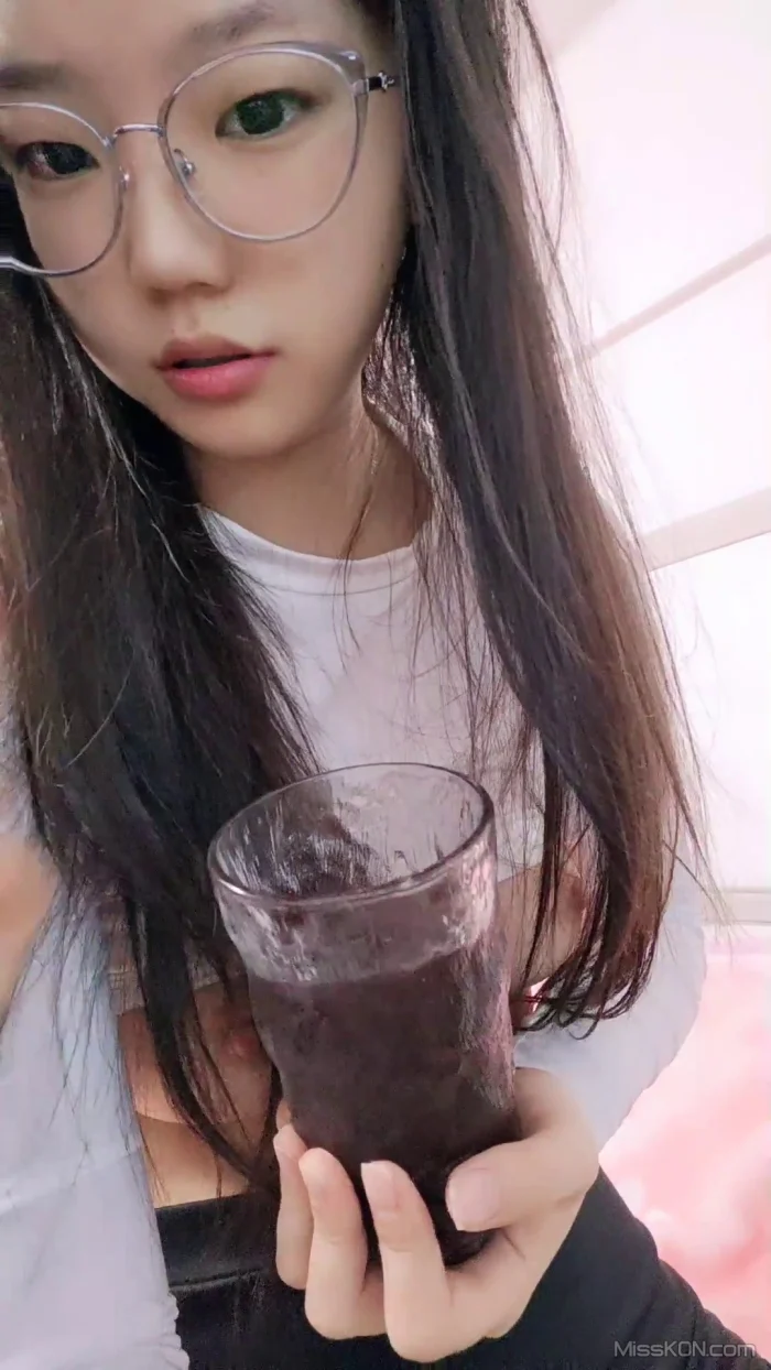爱玩儿的雯雯: 眼镜学妹被男友无情啪啪 (59 photos + 8 videos)