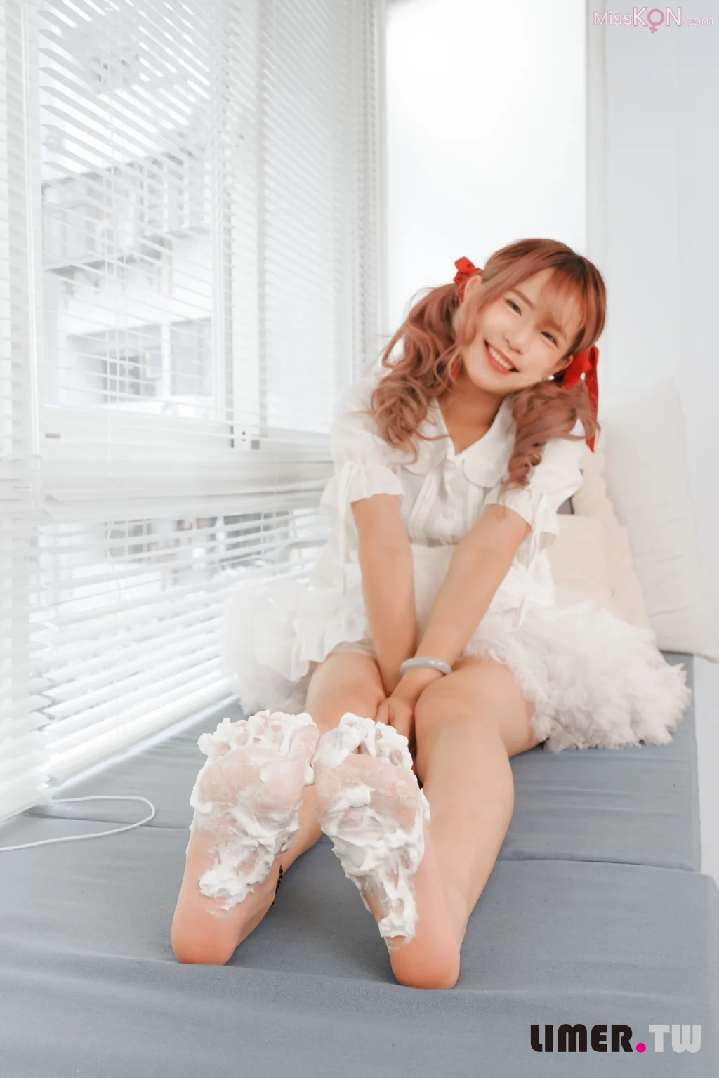 [Limerence原创] No.104 萝莉塔小艾啾啾裸足玩弄奶油蛋糕 (114 photos + 1 video) – Page 2