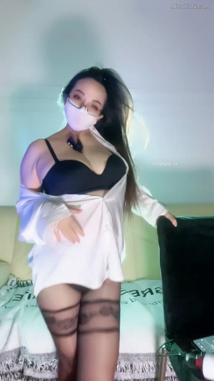 小妈: G奶人妻主播 裸舞慢摇直播精剪 (60 photos + 11 videos)
