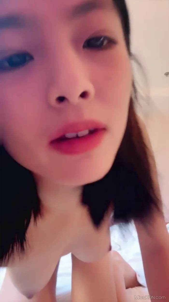 米米酱: 甜美校花 道具狂喷水 #02 (31 photos + 4 videos)