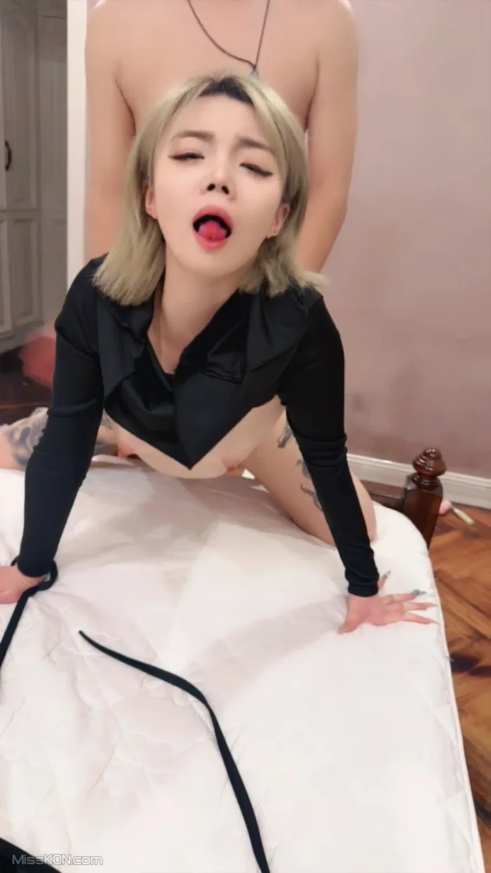 迷糊桃: 刚成年的精神小妹被大叔带回家 为了直播也是拼了 (44 photos + 5 videos)