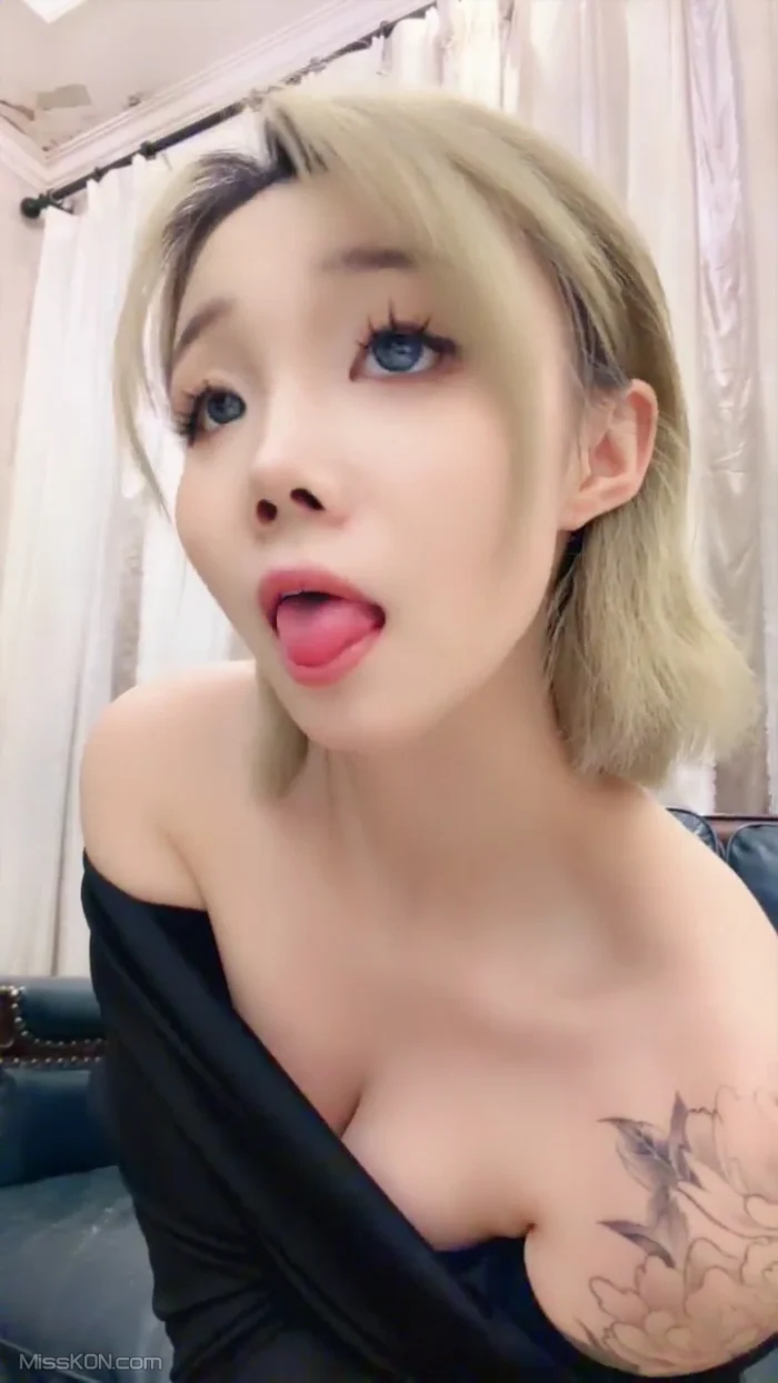 迷糊桃: 刚成年的精神小妹被大叔带回家 为了直播也是拼了 (44 photos + 5 videos) – Page 2