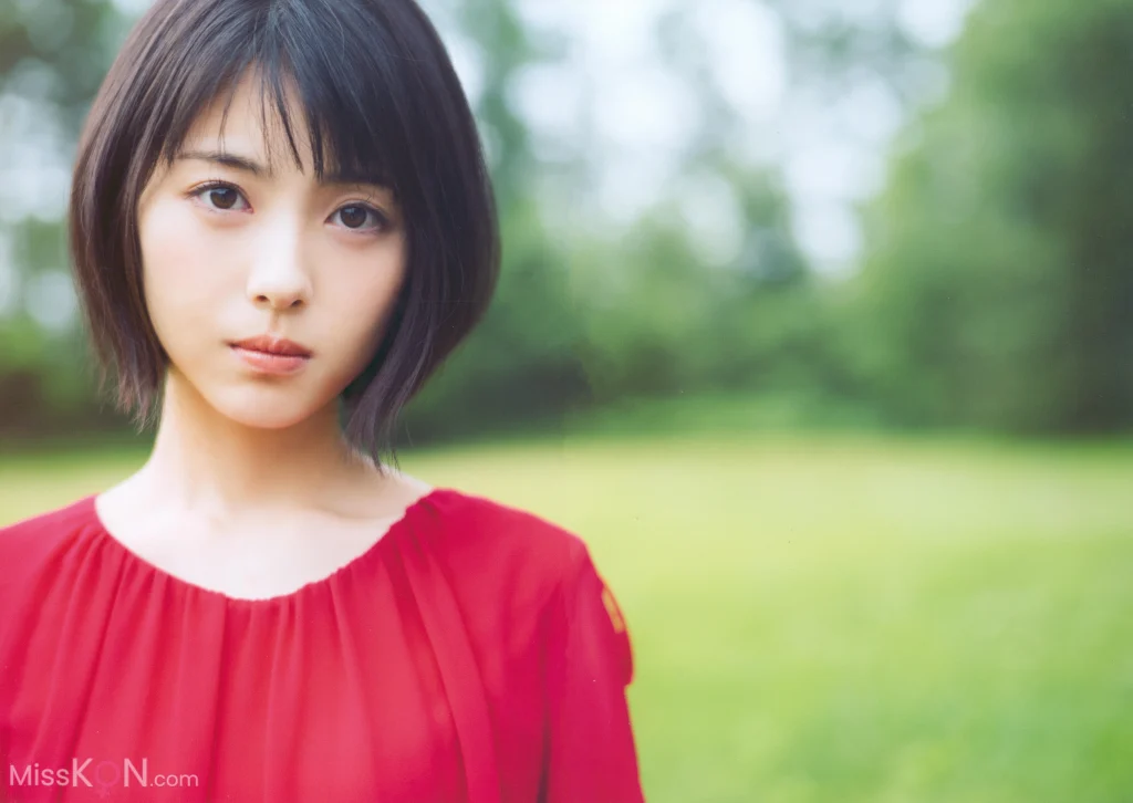 [JP] Minami Hamabe (浜辺美波): 浜辺美波フォトブック 2019年夏 (52 photos)