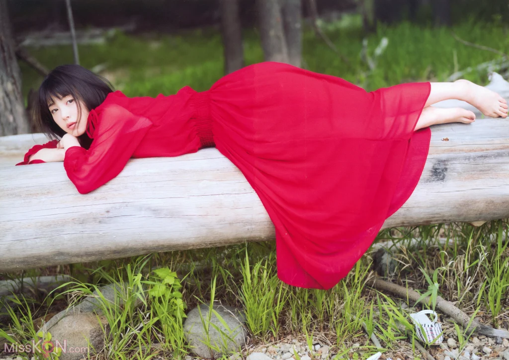 [JP] Minami Hamabe (浜辺美波): 浜辺美波フォトブック 2019年夏 (52 photos)