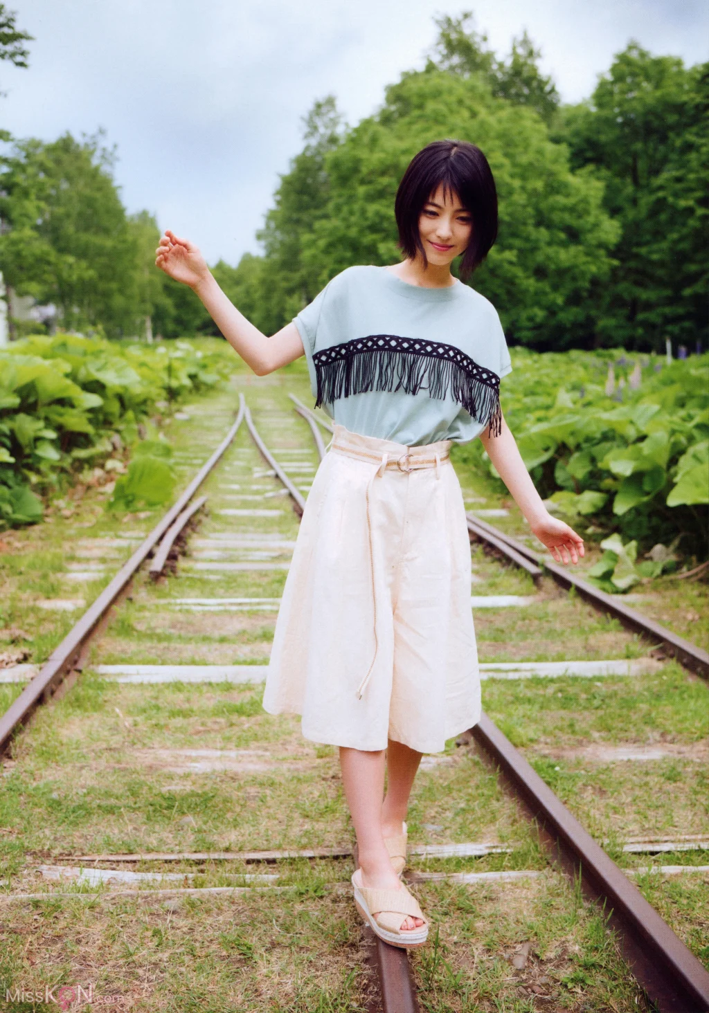 [JP] Minami Hamabe (浜辺美波): 浜辺美波フォトブック 2019年夏 (52 photos)