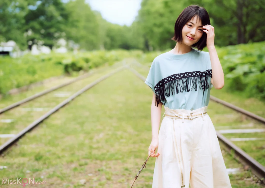 [JP] Minami Hamabe (浜辺美波): 浜辺美波フォトブック 2019年夏 (52 photos)