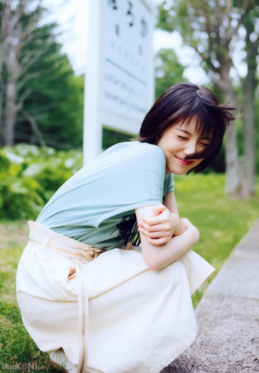[JP] Minami Hamabe (浜辺美波): 浜辺美波フォトブック 2019年夏 (52 photos)