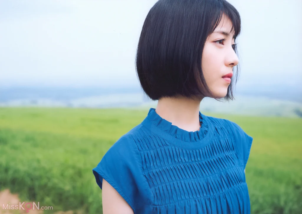 [JP] Minami Hamabe (浜辺美波): 浜辺美波フォトブック 2019年夏 (52 photos)